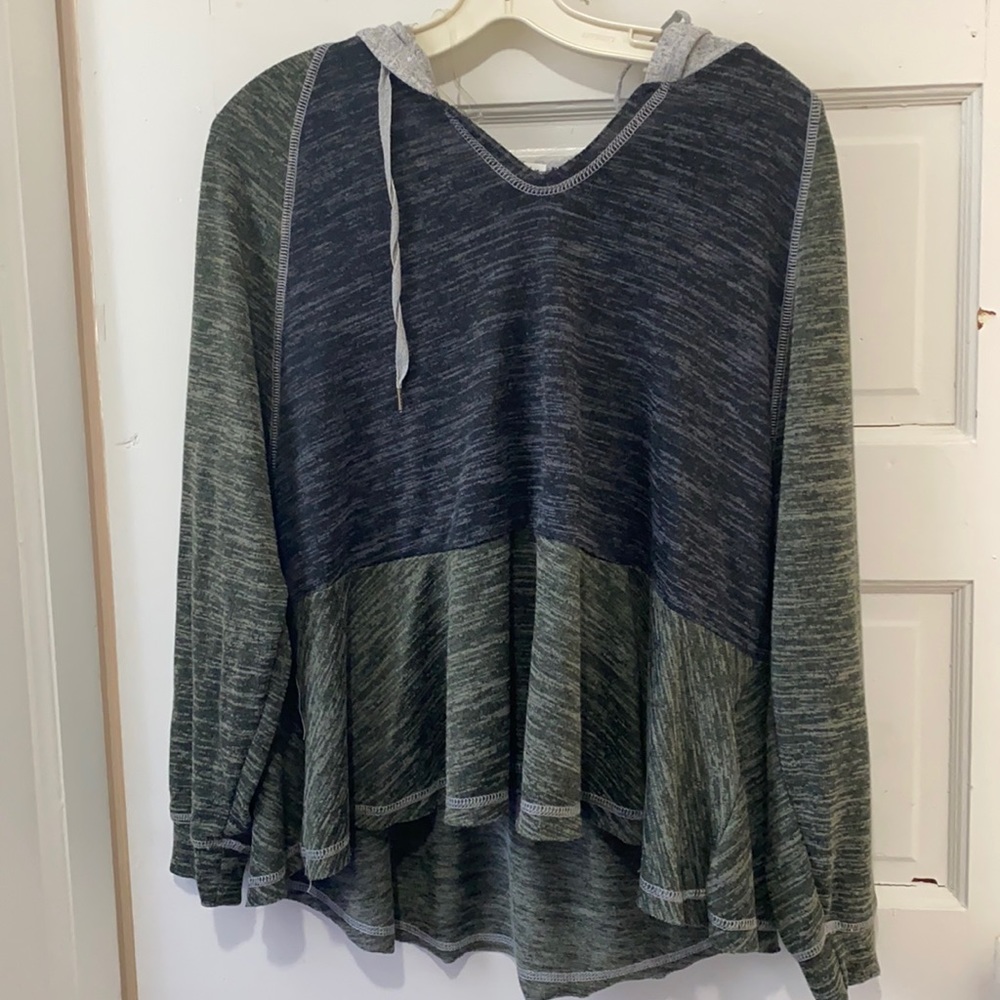Lightweight Hoodie with ruffled bottom, size L